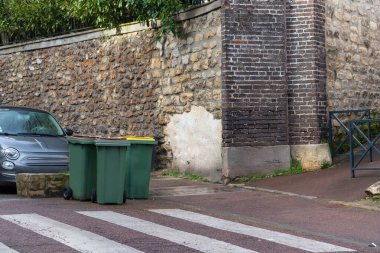 Sokakta ayrı atık toplama için plastik konteynırlar. Çöp kutuları açık havada kapaklı olacak. Yerli çöpler, çöpler, geri dönüşüm ve bahçe atıkları, Fransa, Paris