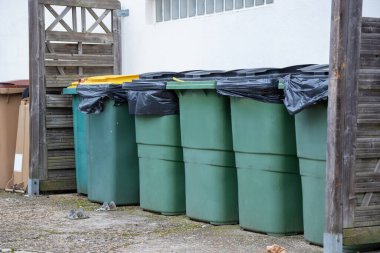 Farklı renkte atık kutuları yerleşim yerlerinin olduğu cadde boyunca düzgünce düzenlenmiştir. Bu konteynırlar geri dönüşüm ve atık imhası için. Paris, Fransa