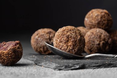 Çikolatalı şekerlemeleri böğürtlenli ve meyveli şekerlemelerle süslemek. El yapımı ya da el yapımı bonbonlar. Çikolata konsepti. Yatay pankart, boşluğu kopyala