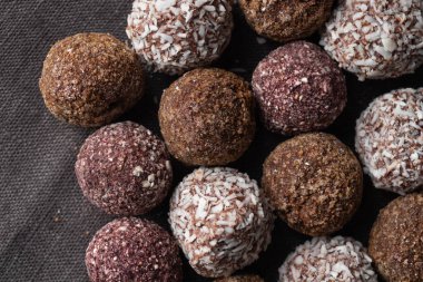 Gurme el yapımı vejetaryen çikolatalı trüf şekerlemelerden oluşan bir çeşitlilik. El yapımı bonbon çikolata konsepti. Yatay afiş üst görünümü