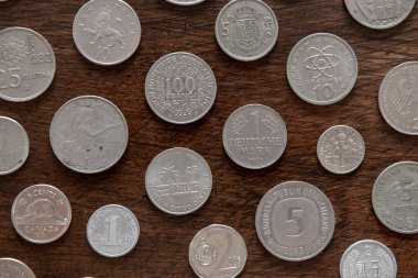 Çeşitli uluslararası madeni paraların koleksiyonu. Dünyanın farklı ülkelerinden farklı paralar. Üst görünüm