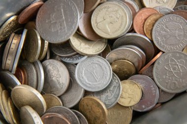 Çeşitli uluslararası madeni paraların koleksiyonu. Dünyanın farklı ülkelerinden farklı paralar. Üst görünüm