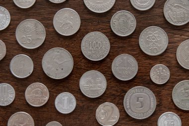 Çeşitli uluslararası madeni paraların koleksiyonu. Dünyanın farklı ülkelerinden farklı paralar. Üst görünüm