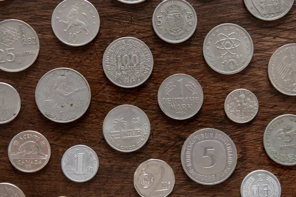 Çeşitli uluslararası madeni paraların koleksiyonu. Dünyanın farklı ülkelerinden farklı paralar. Üst görünüm
