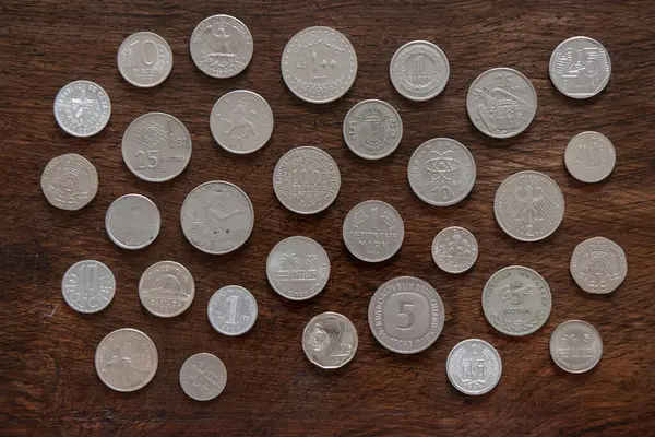 Çeşitli uluslararası madeni paraların koleksiyonu. Dünyanın farklı ülkelerinden farklı paralar. Üst görünüm