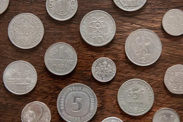 Çeşitli uluslararası madeni paraların koleksiyonu. Dünyanın farklı ülkelerinden farklı paralar. Üst görünüm