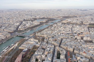 Sienna, Grande Palace, Louvre ve d 'Orsay Müzesi, Place de la Concorde ve Tuileries Garden' ın bulunduğu Paris panoraması, Eyfel Kulesi 'nin yumuşak akşam ışığında gökyüzü manzarası.