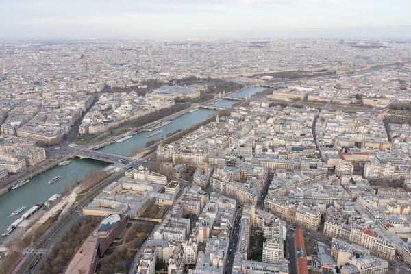 Sienna, Grande Palace, Louvre ve d 'Orsay Müzesi, Place de la Concorde ve Tuileries Garden' ın bulunduğu Paris panoraması, Eyfel Kulesi 'nin yumuşak akşam ışığında gökyüzü manzarası.