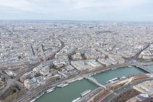 Pont Debilly Footbridge ile Paris manzarası, Eiffel Kulesi 'nin ilkbaharın başındaki hava manzarası..