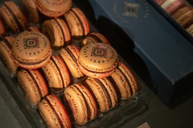 Paris, Fransa - 23 Şubat 2025: Eyfel Kulesi 'ndeki bir hediyelik eşya dükkanında sergilenen renkli badem kurabiyelerinin yakın görüntüsü, logolu Fransız tatlı kurabiyeleri veya La Tour Eyfel imzalı