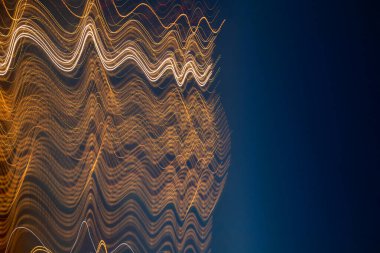 Yaratıcı dinamik arkaplan. Işıklar uzun pozlama ile hareket halinde..