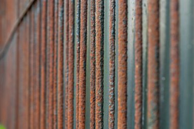 Çubuklardan yapılmış paslı metal bahçe çiti, yakın plan, soyut arkaplan .