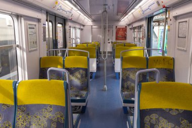 PARIS, FRANCE - 23 Şubat 2025: RER hattındaki Paris Metro vagonuna bakın, nakliye sistemi yolcuları için boş koltuklar