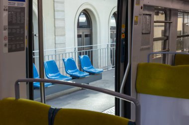 PARIS, FRANCE - 23 Şubat 2025: RER hattındaki Paris Metro vagonuna bakın, nakliye sistemi yolcuları için boş koltuklar