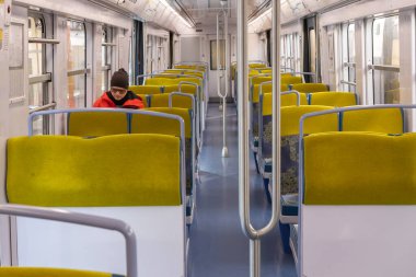 PARIS, FRANCE - 23 Şubat 2025: RER hattındaki Paris Metro vagonuna bakın, nakliye sistemi yolcuları için boş koltuklar