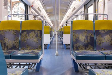 PARIS, FRANCE - 23 Şubat 2025: RER hattındaki Paris Metro vagonuna bakın, nakliye sistemi yolcuları için boş koltuklar