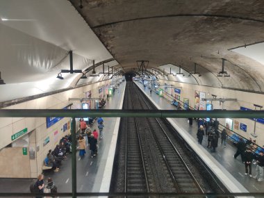 PARIS, FRANCE - 23 Şubat 2025: RER hattının Paris metro istasyonunun içine bakın, bir sürü ulaşım sistemi yolcusu.