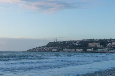 Le Havre, Fransa, 26 Şubat 2025: Normandiya 'nın yüksek uçurumları Le Havre' de, alacakaranlık kıyı şeridini yumuşak, solgun renklerle sararken gün batımının son ışıklarıyla parlıyordu.