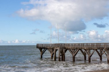 Sainte-Adresse, Fransa - 27 Şubat 2025: Sainte-Adresse yakınlarındaki İngiliz Manş Denizi 'ne uzanan ahşap bir duba, Fransa' nın Seine-Maritime kıyısındaki serin bir şubat gökyüzünün altında Le Havre yakınlarında uzanır.
