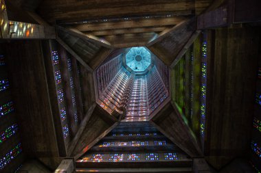 Le Havre, Fransa, 26 Şubat 2025: St. Joseph Kilisesi 'nin çan kulesi içeriden, Le Havre, Auguste Perret modernist tasarımı canlı vitraylı camla sergilenmektedir.