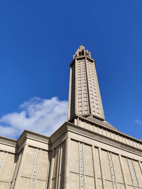 Le Havre, Fransa, 26 Şubat 2025: Le Havre 'deki St. Joseph Kilisesi Kulesi, canlı vitray camlı modern Auguste Perret tasarımı sergilenmektedir.