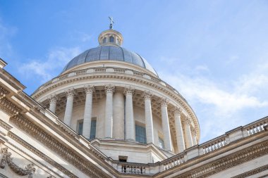 Paris, Fransa - 22 Şubat 2025: Pantheon, seçkin Fransız vatandaşlarının kalıntılarının bulunduğu anıt mezar. Yakın plan..