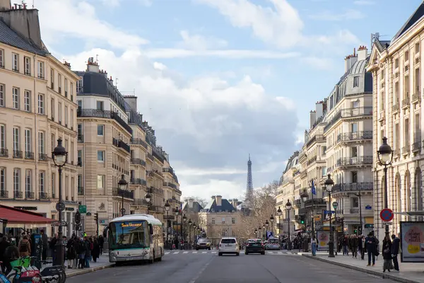 Paris, Fransa - 22 Şubat 2025: Yumuşak bir gökyüzü altında yükselen Eyfel Kulesi, tarihi ve modern zarafeti harmanlıyor, Panteon 'dan manzara, ilkbahar başlarında