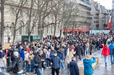 Paris, Fransa - 22 Şubat 2025: Notre-Dame de Paris katedralinin yeniden açılmasını bekleyen uzun kuyruk ziyaretçileri yeniden inşa edildikten sonra restore edilen binayı görmek için sabırsızlanıyorlar.