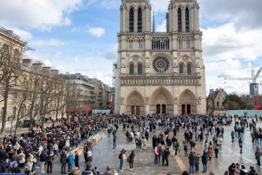 Paris, Fransa - 22 Şubat 2025: Notre-Dame de Paris ve turistler yeniden açılan katedrali görmek için kuyrukta bekliyorlar