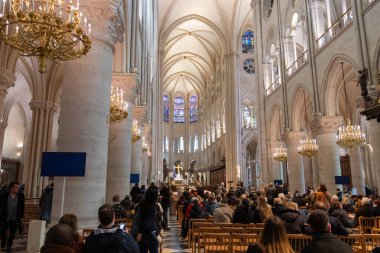 Paris, Fransa - 22 Şubat 2025: Notre-Dame de Paris 'e gelen ziyaretçiler, yeniden inşa edildikten sonra yeniden açılan katedral, dış mekanın ayrıntıları