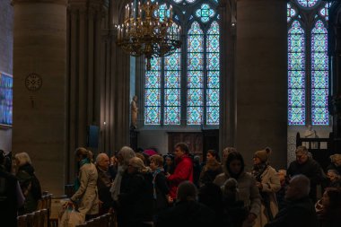 Paris, Fransa - 22 Şubat 2025: Notre-Dame de Paris 'e gelen ziyaretçiler, yeniden inşa edildikten sonra yeniden açılan katedral, dış mekanın ayrıntıları