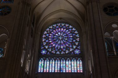 Paris, Fransa - 22 Şubat 2025: Notre-Dame de Paris, yeniden inşa edildikten sonra yeniden açılan katedral, dış yüzey detayları