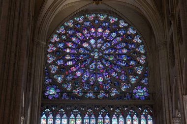 Paris, Fransa - 22 Şubat 2025: Notre-Dame de Paris, yeniden inşa edildikten sonra yeniden açılan katedral, dış yüzey detayları