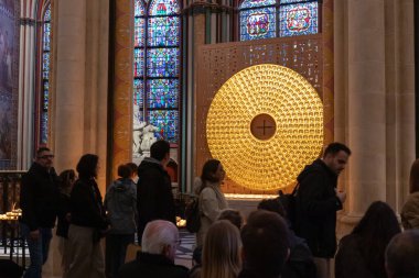 Paris, Fransa - 22 Şubat 2025: Notre-Dame de Paris 'e gelen ziyaretçiler, yeniden inşa edildikten sonra yeniden açılan katedral, dış mekanın ayrıntıları