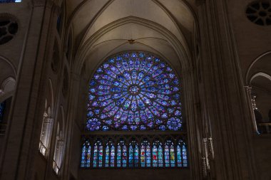 Paris, Fransa - 22 Şubat 2025: Notre-Dame de Paris, yeniden inşa edildikten sonra yeniden açılan katedral, dış yüzey detayları