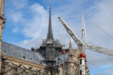 Paris, Fransa - 22 Şubat 2025: Notre-Dame de Paris, yeniden inşa edildikten sonra yeniden açılan katedral, dış yüzey detayları