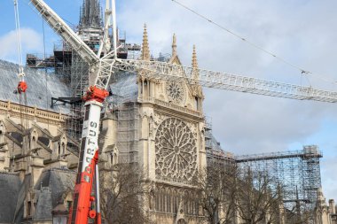Paris, Fransa - 22 Şubat 2025: Notre-Dame de Paris, yeniden inşa edildikten sonra yeniden açılan katedral, dış yüzey detayları