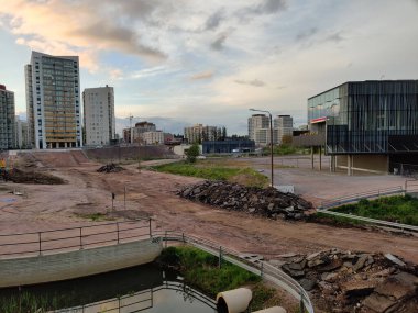 Espoo, Finlandiya - 23 Mayıs 2025: Espoo, Finlandiya 'da Meritie karayolu inşaatı, Finnoo metro istasyonu ve syva salmi. Bölge inşaat bariyerleriyle kapatıldı.