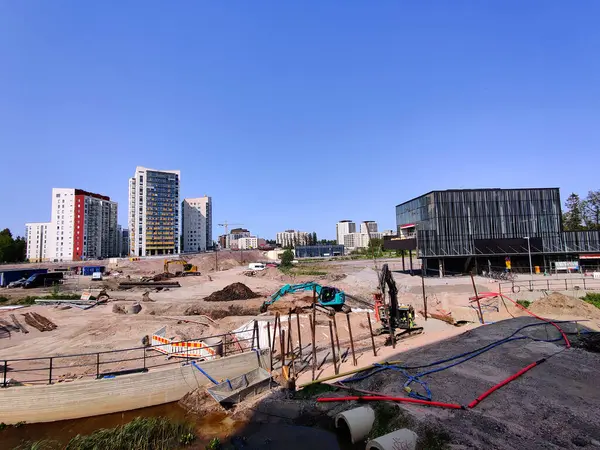 Espoo, Finlandiya - 4 Haziran 2025: Espoo, Finlandiya 'da Meritie inşaatı, Finnoo metro istasyonu. Kazıcılar yolu kazıyor. Bölge inşaat bariyerleriyle kapatıldı.
