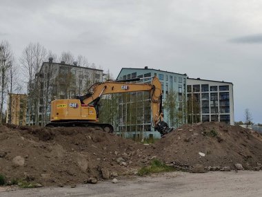 Espoo, Finlandiya - 13 Mayıs 2025: Espoo, Finlandiya, Finnoo metro istasyonunda Meritie inşaatı. Kazıcılar yolu kazıyor. Bölge kapalı.