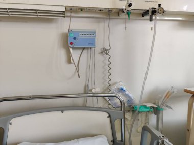 Espoo, Finlandiya - 14 Nisan 2025: Jorvin Hastanesi 'ndeki hastane yatağı (Jorvinsairaala), arka planda beyaz duvarlar, minimum mobilyalar ve tıbbi gereçler bulunan modern bir Finlandiya sağlık merkezi..