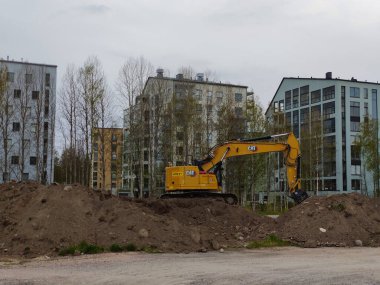 Espoo, Finlandiya - 13 Mayıs 2025: Espoo, Finlandiya, Finnoo metro istasyonunda Meritie inşaatı. Kazıcılar yolu kazıyor. Bölge kapalı.