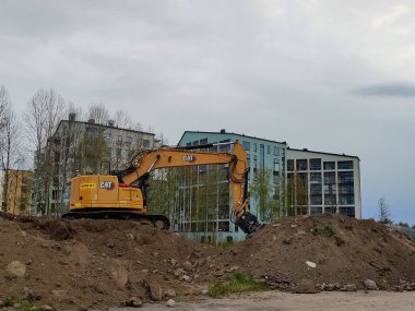 Espoo, Finlandiya - 13 Mayıs 2025: Espoo, Finlandiya, Finnoo metro istasyonunda Meritie inşaatı. Kazıcılar yolu kazıyor. Bölge kapalı.