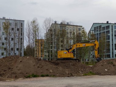 Espoo, Finlandiya - 13 Mayıs 2025: Espoo, Finlandiya, Finnoo metro istasyonunda Meritie inşaatı. Kazıcılar yolu kazıyor. Bölge kapalı.