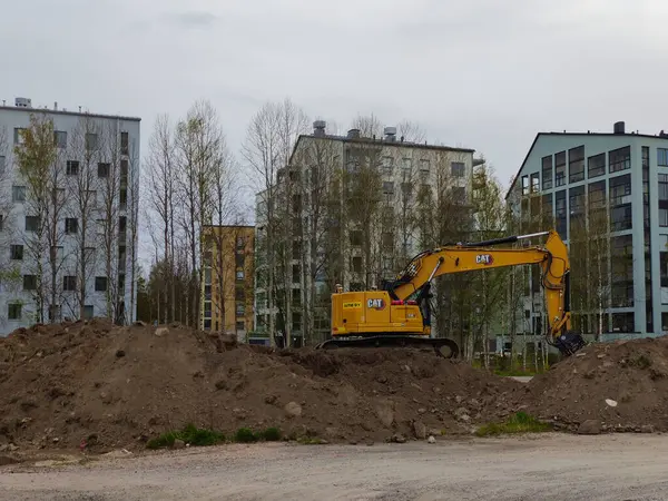 Espoo, Finlandiya - 13 Mayıs 2025: Espoo, Finlandiya, Finnoo metro istasyonunda Meritie inşaatı. Kazıcılar yolu kazıyor. Bölge kapalı.