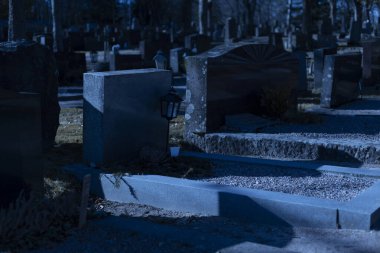 Finlandiya 'da, taş haçla işaretlenmiş ıssız bir mezarlığın bulunduğu huzurlu bir Lüterik mezarlığı. Çevre sakin ve sakin, saygılı bir atmosferi yansıtıyor.