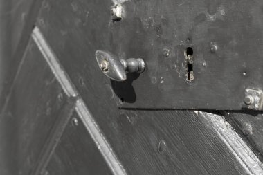 Finlandiya 'da huzurlu bir Lüterik mezarlık, ortaçağ taş kilisesinin kapısı..