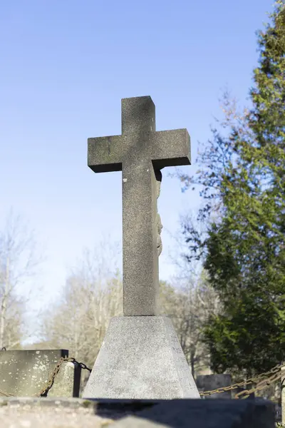 Finlandiya 'da, taş haçla işaretlenmiş ıssız bir mezarlığın bulunduğu huzurlu bir Lüterik mezarlığı. Çevre sakin ve sakin, saygılı bir atmosferi yansıtıyor.