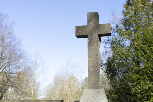 Finlandiya 'da, taş haçla işaretlenmiş ıssız bir mezarlığın bulunduğu huzurlu bir Lüterik mezarlığı. Çevre sakin ve sakin, saygılı bir atmosferi yansıtıyor.