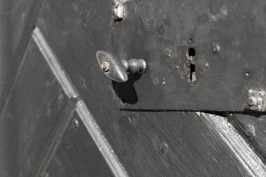 Finlandiya 'da huzurlu bir Lüterik mezarlık, ortaçağ taş kilisesinin kapısı..